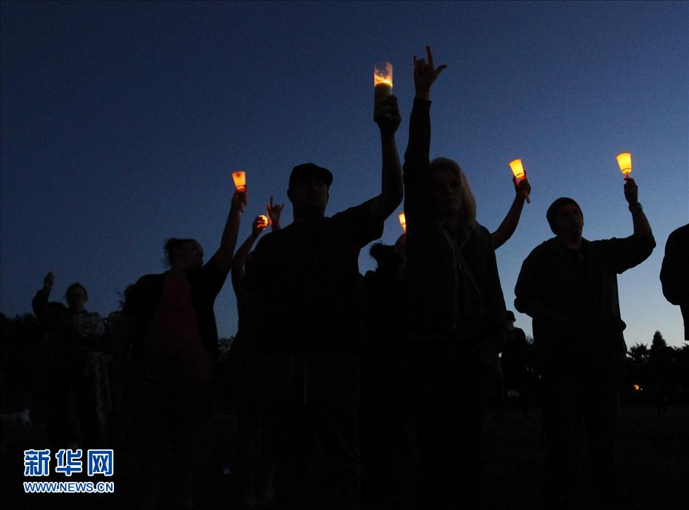 10 июня в городе Траутдейл (штат Орегон, США) люди со свечами в руках провели ночные мероприятия в память жертв школьной стрельбы. Утром 10 июня в школе ?Рейнольдс? (Reynolds High School) неизвестный открыл огонь, в результате чего был убит один старшеклассник и ранен офицер полиции. Это уже третий случай школьной стрельбы в США за последние три недели. AP/Reuters