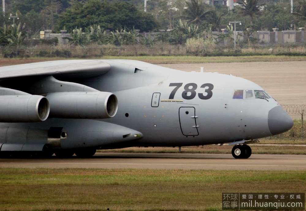 Первый тяжелый военно-транспортный самолёт Китая Y-20 прибыл в Чжухай