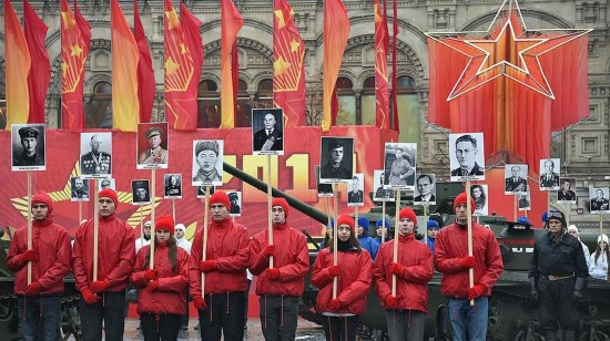 На Красной площади в Москве состоялся торжественный марш, посвященный историческому параду 7 ноября 1941 года