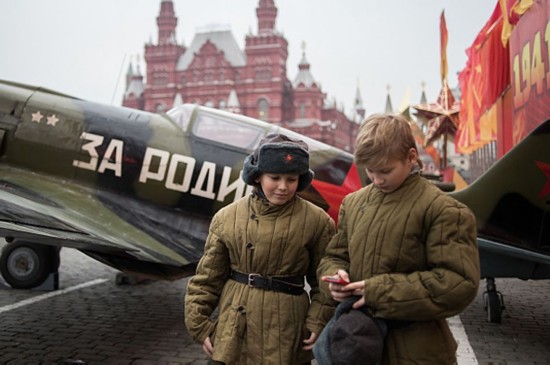 На Красной площади в Москве состоялся торжественный марш, посвященный историческому параду 7 ноября 1941 года