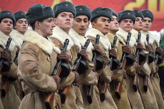 На Красной площади в Москве состоялся торжественный марш, посвященный историческому параду 7 ноября 1941 года