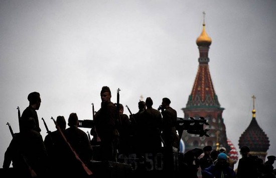 На Красной площади в Москве состоялся торжественный марш, посвященный историческому параду 7 ноября 1941 года