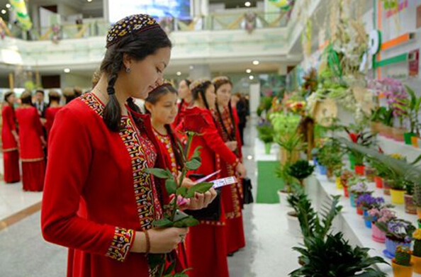 В Ашхабаде впервые открылась выставка декоративного и плодового садоводства