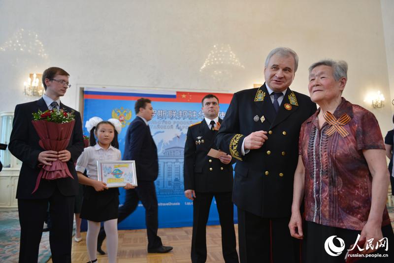 Китайские граждане получили медали "70 лет Победы в Великой отечественной войне"