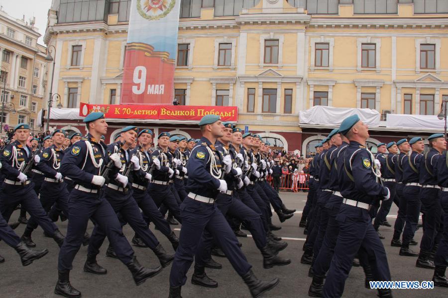 Парад Победы на суше, на море и в воздухе прошел во Владивостоке РФ