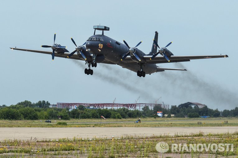 Противолодочный самолёт Ил-38. Предназначен для самостоятельного или совместного с противолодочными кораблями поиска и уничтожения подводных лодок, для морской разведки, поисково-спасательных операций, постановки минных заграждений.