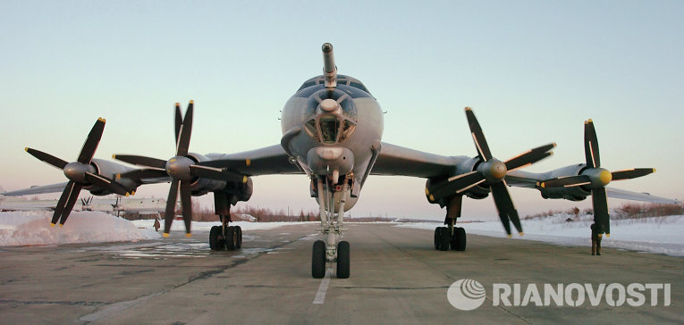 Дальний противолодочный самолёт Ту-142. Имел при СССР прозвище "Мясорубка" за огромные противоположного вращения винты. Изначально предназначался для обнаружения и уничтожения ПЛАРБ (подводная лодка атомная с баллистическими ракетами) противника в районах патрулирования. Фактически в ВМФ применяется для дальней океанской разведки, визуальной или радиотехнической, для дежурства в системе поисково-спасательной службы, и только потом, для поиска и слежения за ПЛАРБ (после окончания холодной войны).