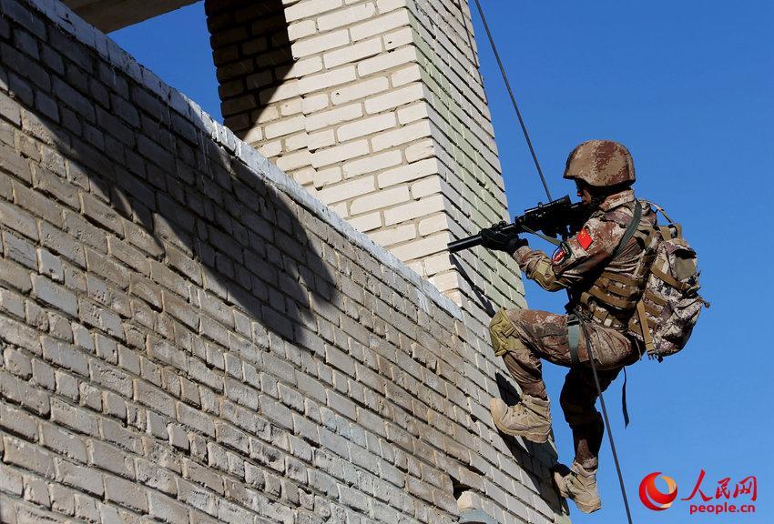 Войска отрядов специального назначения Китая и Монголии в ходе учений обменялись оружием