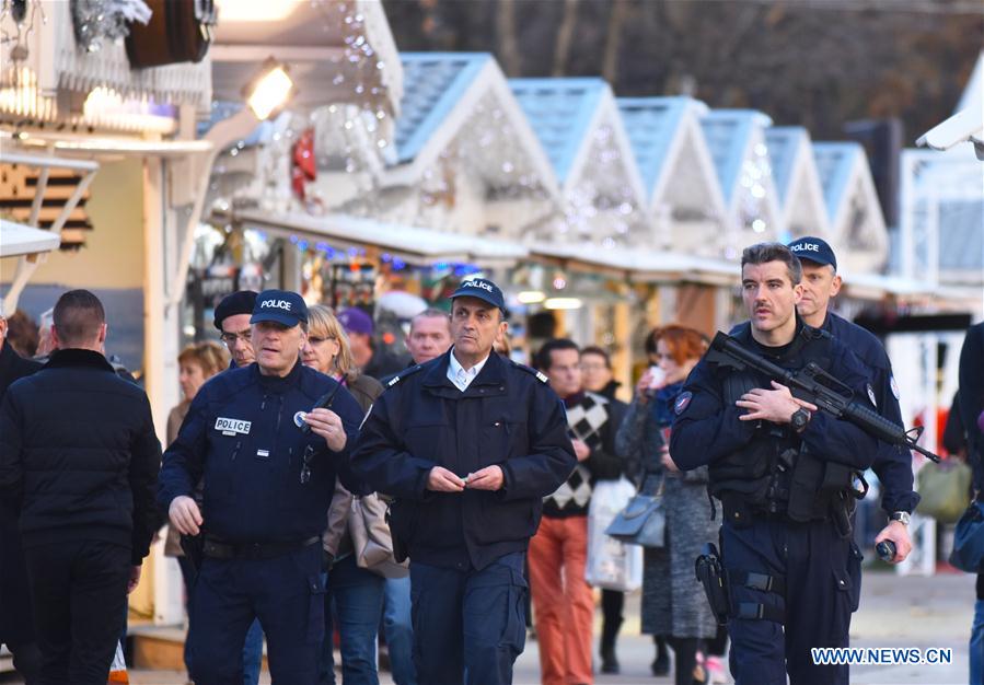 Рождественский рынок на Елисейских полях вновь открыт