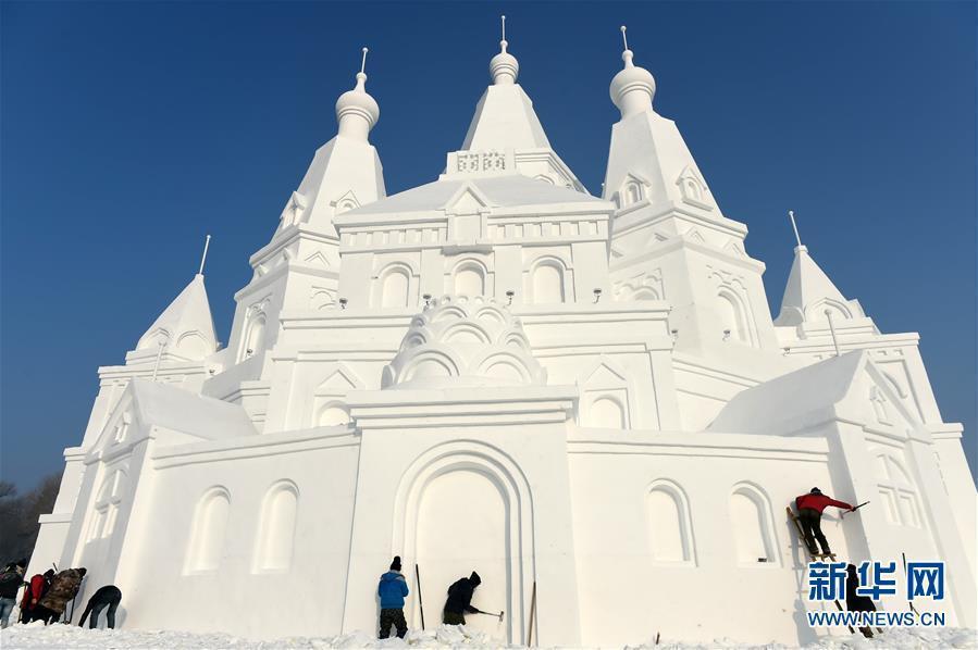 В Харбине построено самое высокое в мире здание из снега