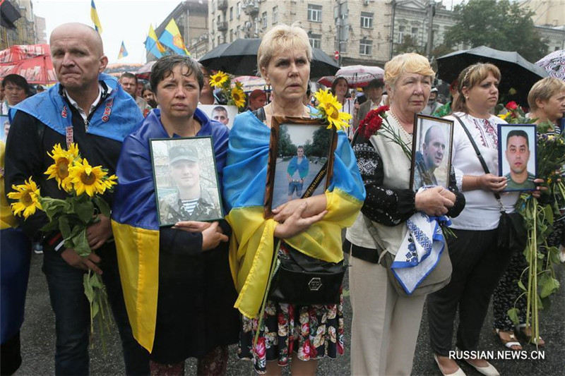 По центру Киева прошли матери военных, погибших в АТО