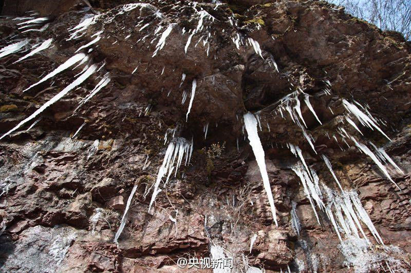 В Пекине появился замороженный водопад