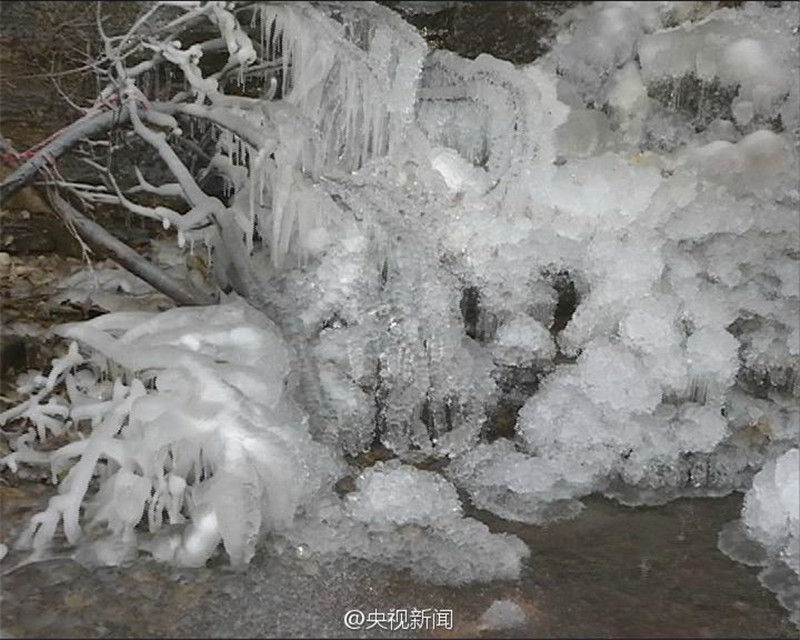 В Пекине появился замороженный водопад