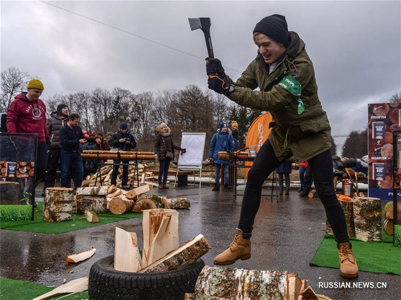 Чемпионат по рубке дров прошел в парке "Сокольники"