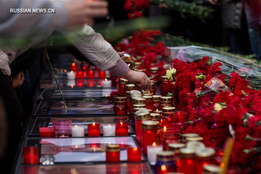 Москвичи почтили память жертв теракта в петербургском метро