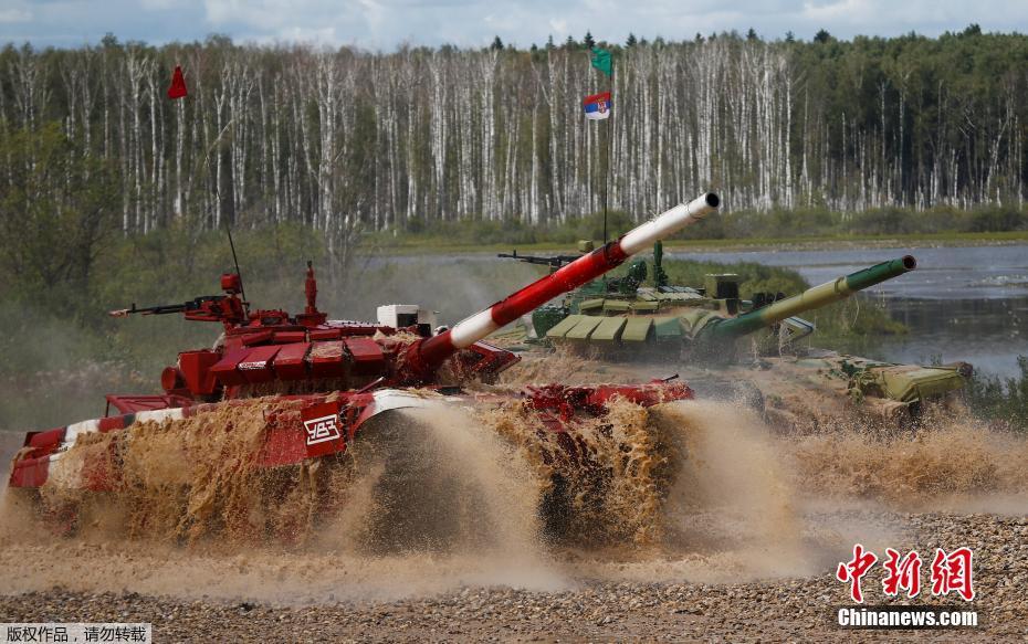 Продолжился конкурс "Танковый биатлон" на полигоне "Алабино" в Москве в рамках "Армейских игр - 2017"