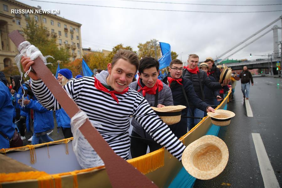 Парад-карнавал в Москве в честь открытия 19-го Всемирного фестиваля молодежи и студентов