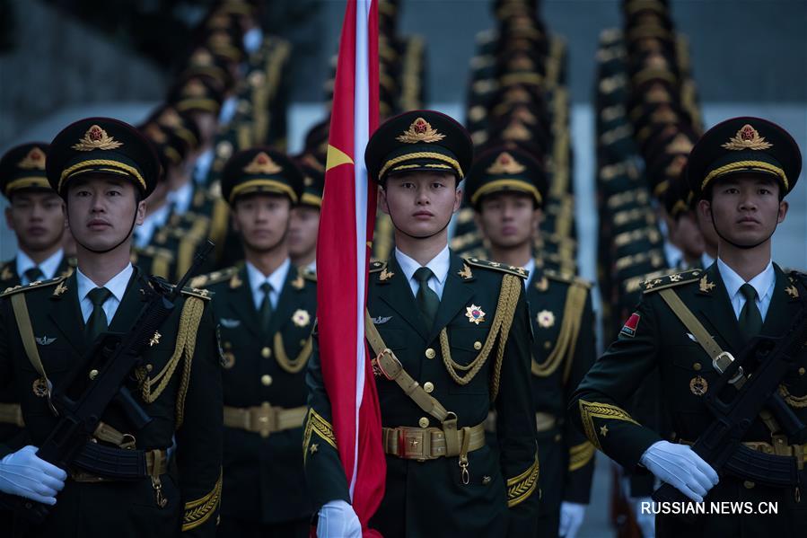 Церемония поднятия государственого флага КНР в лагере контингента НОАК по случаю 18-летия восстановления суверенитета Китая над Аомэнем