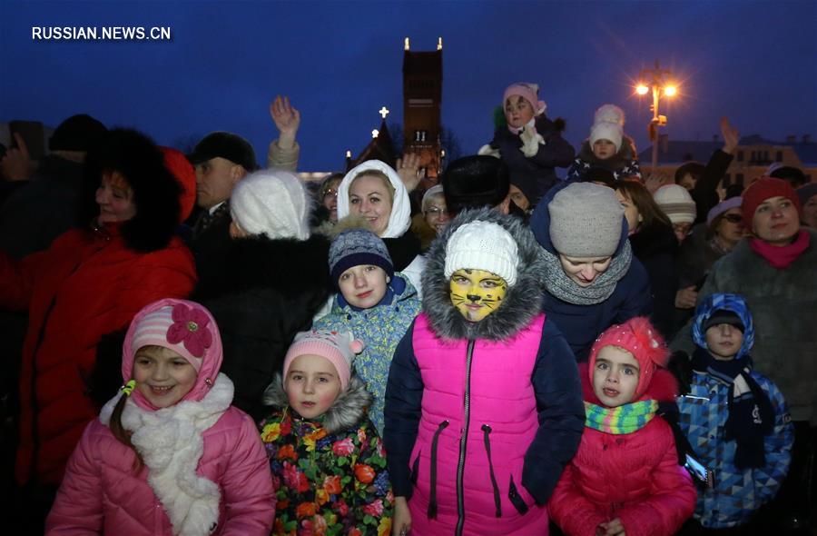 Театрализованное шествие Дедов Морозов и Снегурочек в Минске