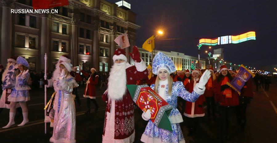 Театрализованное шествие Дедов Морозов и Снегурочек в Минске