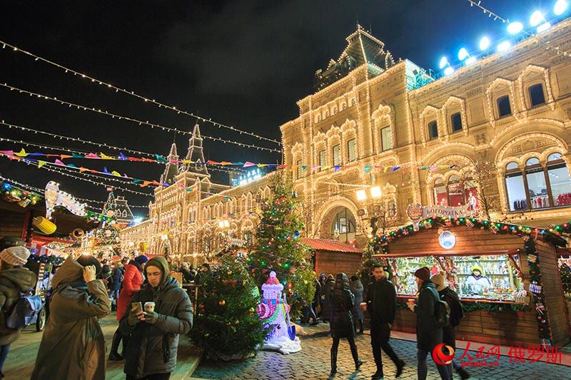 Предновогодняя атмосфера на улицах Москвы