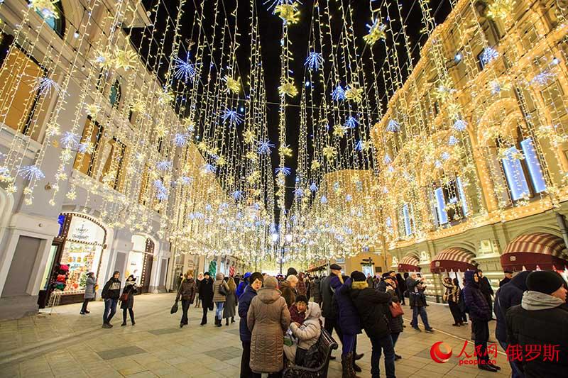 Предновогодняя атмосфера на улицах Москвы