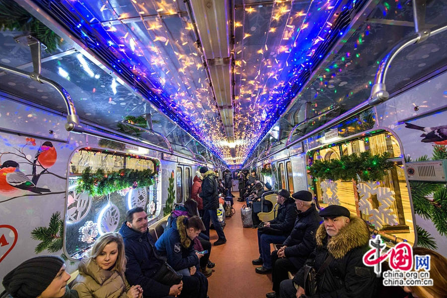 В московском метрополитене чувствуется глубокая праздничная атмосфера