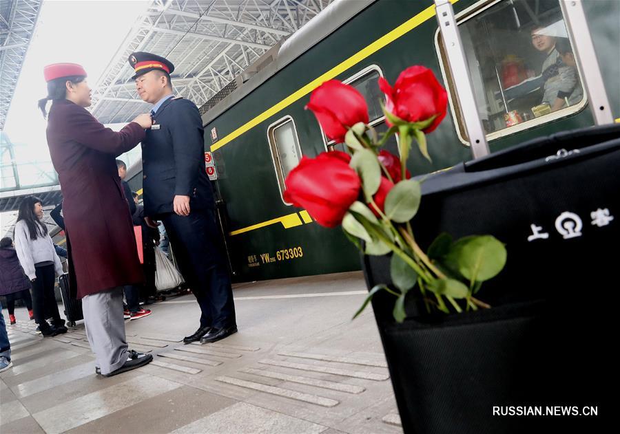 Радость и горе краткой встречи на перроне железнодорожного вокзала