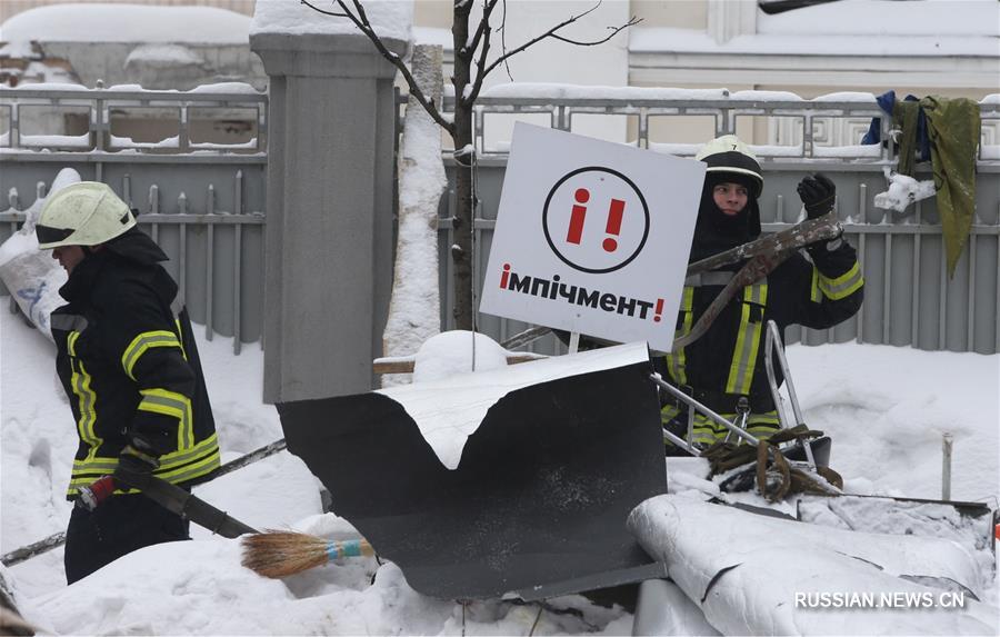 У здания Верховной Рады Украины демонтировали палаточный городок