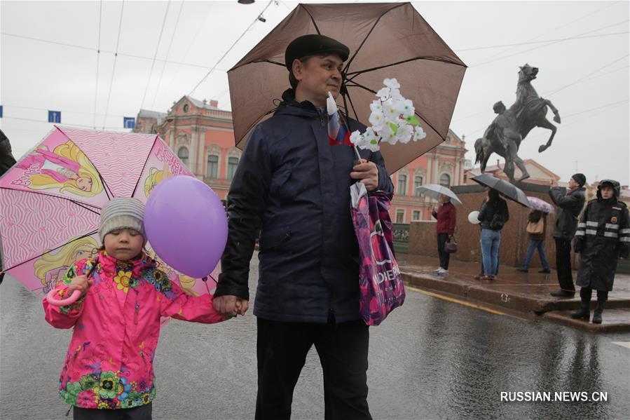 В первомайском шествии в Санкт-Петербурге участвовали 60 тыс человек