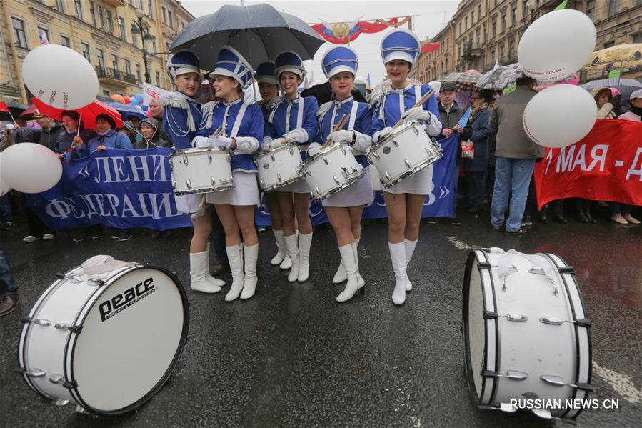 В первомайском шествии в Санкт-Петербурге участвовали 60 тыс человек