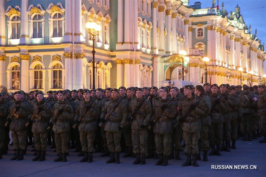 Репетиция Парада Победы на Дворцовой площади Санкт-Петербурга