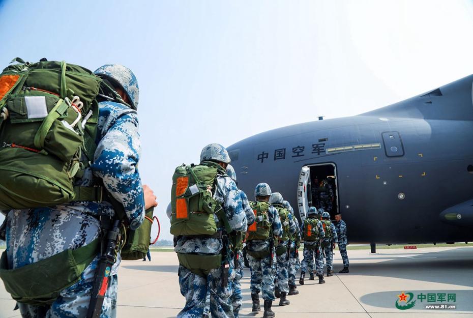 С военно-транспортного самолета Юнь-20 ВВС НОАК впервые проведены прыжки с парашютом ВДВ