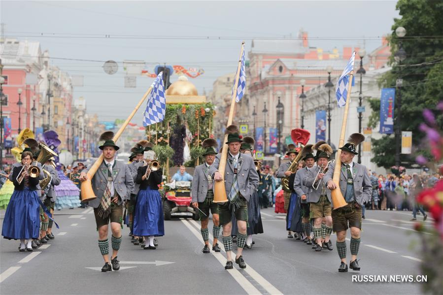 Грандиозный "Парад цветов" на Невском проспекте Санкт-Петербурга