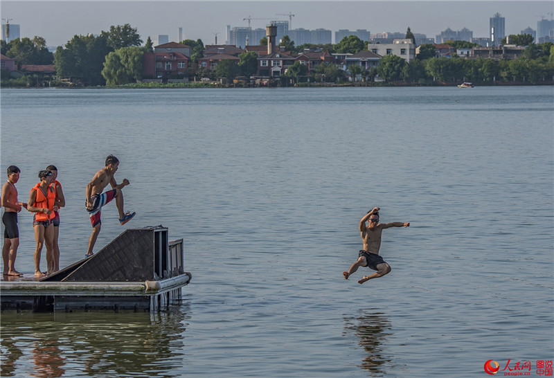 Жители города Ухань совершили прыжки в воду