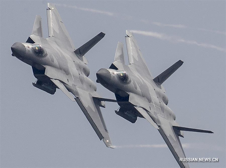 Воздушный показ истребителей J-20 на чжухайском авиасалоне