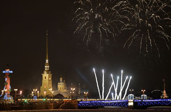 Салют во время празднования Нового года в Санкт-Петербурге.? РИА Новости / Александр Гальперин