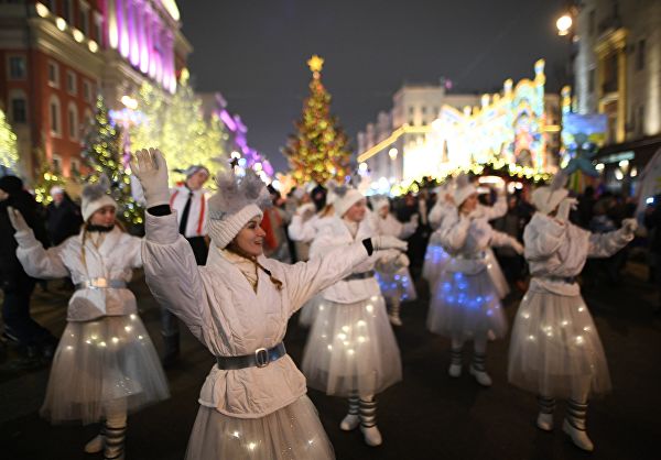 Выступление артистов на Тверской улице в Москве.? РИА Новости / Евгений Биятов