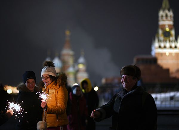 Красная площадь в Москве в новогоднюю ночь была открыта для всех желающих.? РИА Новости / Евгений Биятов