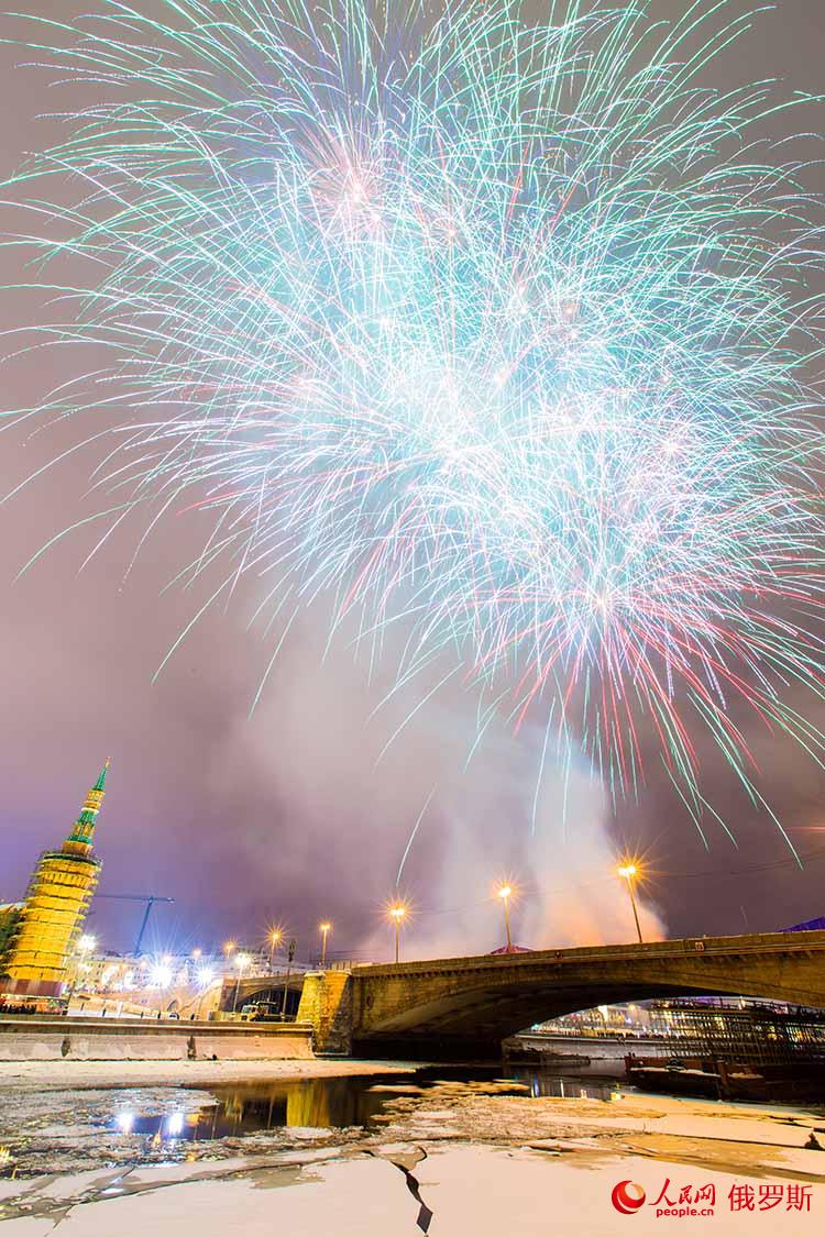 В небе над Москвой зажглись разноцветные фейерверки