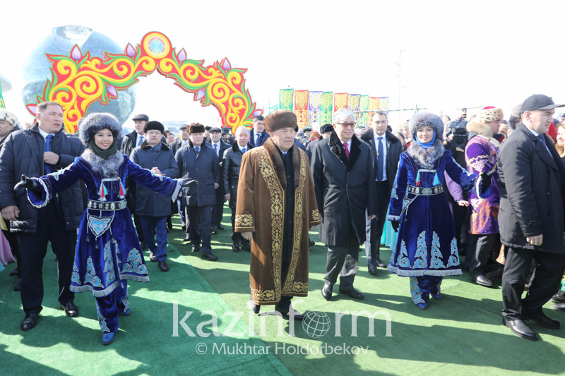 Назарбаев и Токаев поздравили казахстанцев с Наурызом