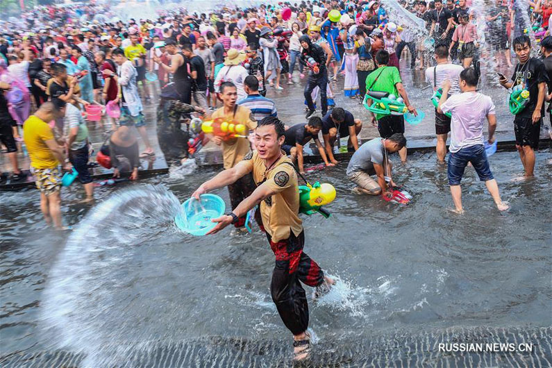 "Водные" гулянья в провинции Юньнань