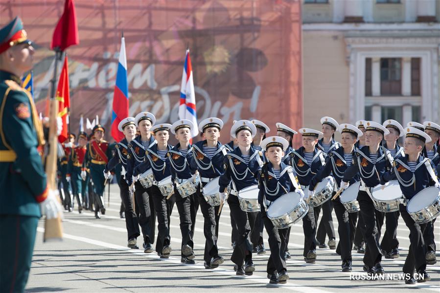 День Победы отметили в Санкт-Петербурге военным парадом и памятными мероприятиями