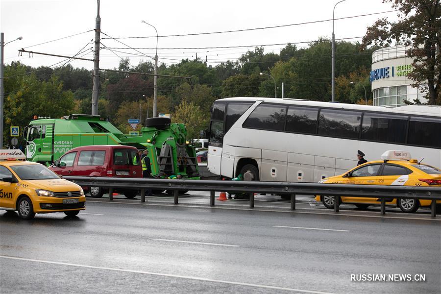 Автобус с китайскими туристами попал в ДТП в Москве