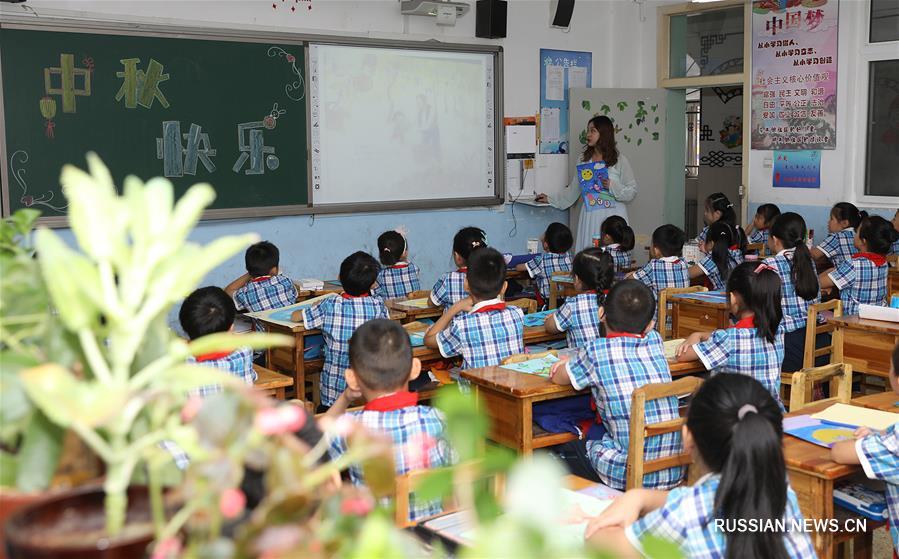 Школьники из Шицзячжуана готовятся к Празднику середины осени 