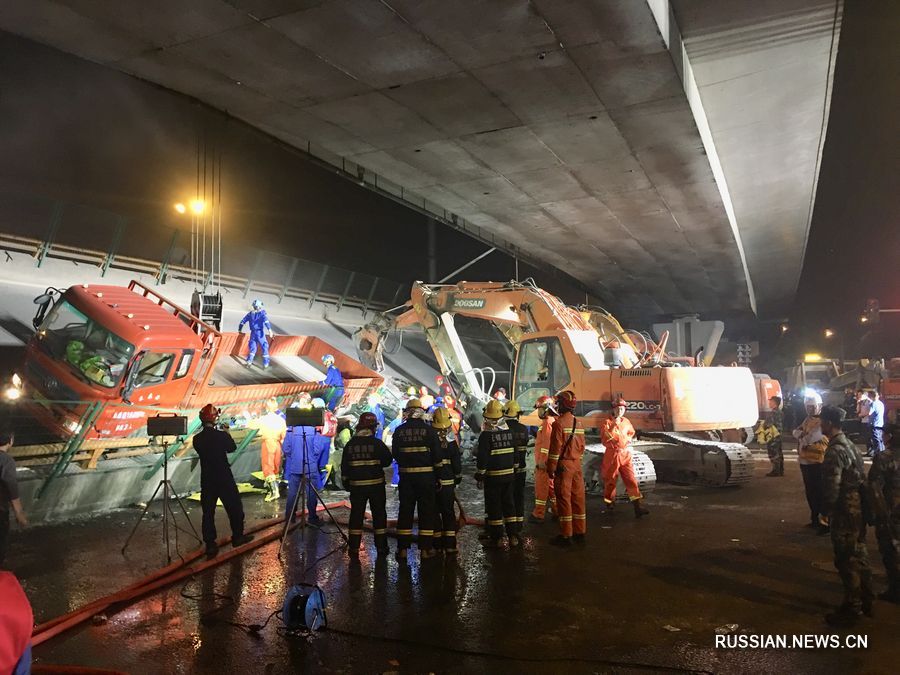 В китайском городе Уси провинции Цзянсу обрушился эстакадный мост