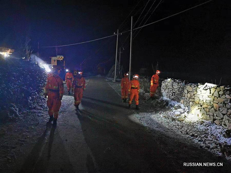 В пострадавших от землетрясения районах в провинции Ганьсу ведутся спасательные работы