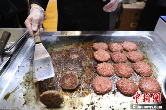 Гамбургер из искусственного мяса пользуется большой популярностью на втором Китайском международном импортном ЭКСПО 