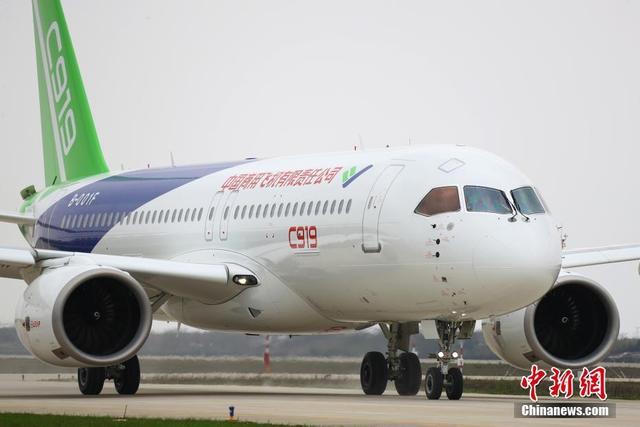 Китайский крупногабаритный пассажирский самолет C919 прошел тест руления на заболоченной взлетно-посадочной полосе аэропорта Яоху города Наньчан