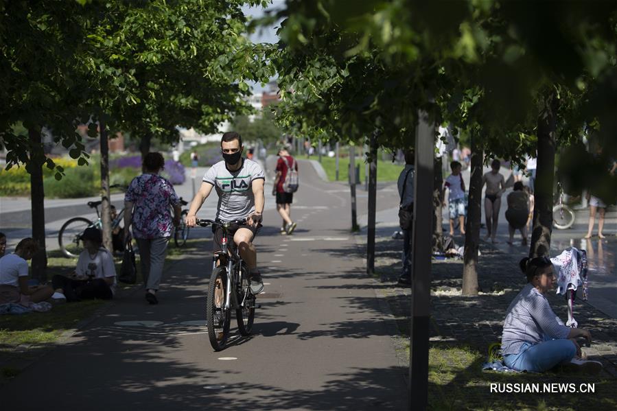 Москва постепенно возвращается к привычной жизни